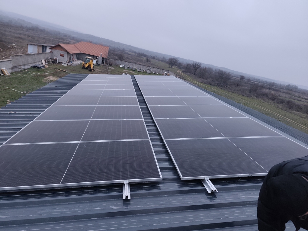 Solarna instalacija na metalnom krovu